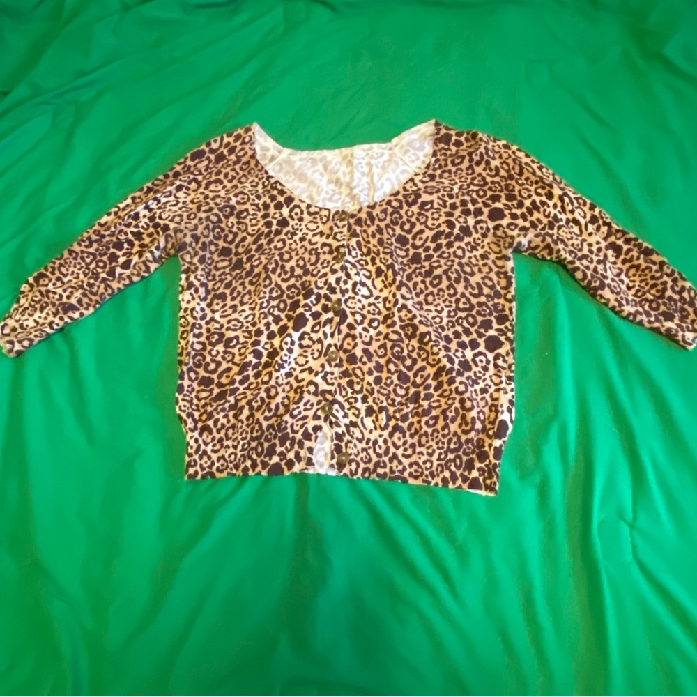 Unbranded Leopard Print lightweight spring cardigan.Scoop neck 3/4 sleeve size L